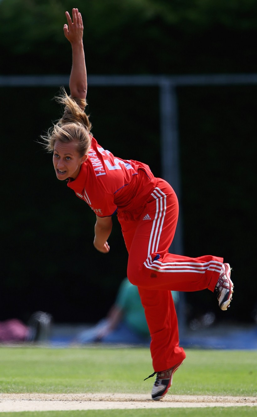 Farrant dazzles on England Women’s debut