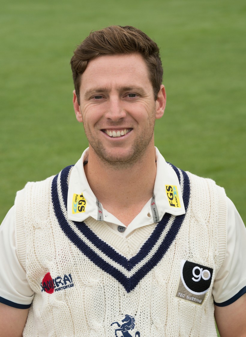 Kent struggle on first day of title decider