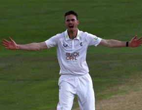 Gilchrist extends Kent stay