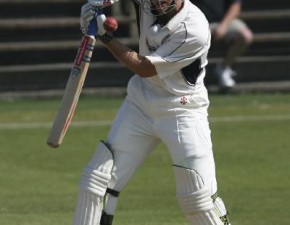 Kent’s tail wags to secure a first innings lead of 305