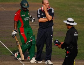Tredwell makes his ODI debut as England beat Bangladesh