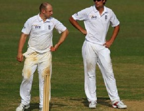 Tredwell takes two wickets on day one of his England Test debut