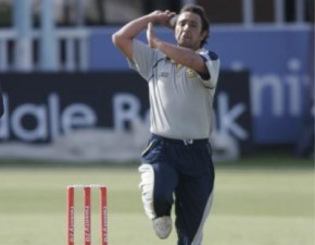 Mahmood leads from the front as Kent challenge table-topping Yorkshire