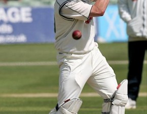 Hockley and Tredwell dig in to lift Kent’s lead toward 300