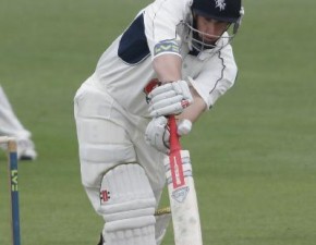 Tredwell and Hockley bat Kent into pole position at St Lawrence