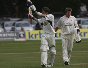 Kent set up last day run chase after Warwickshire collapse