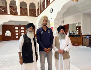 Arshdeep Singh meets with local community in the Gravesend Guru Nanak Darbar Gurdwara