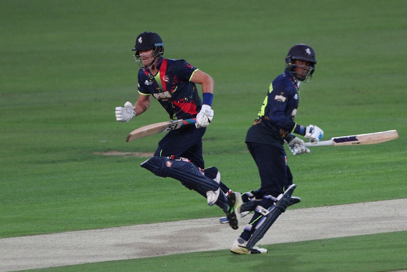 World record opening stand as Spitfires beat Essex to keep T20 hopes alive