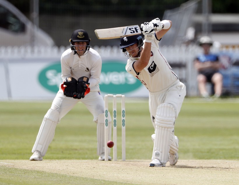 Coles and Denly strike as Sussex suffer