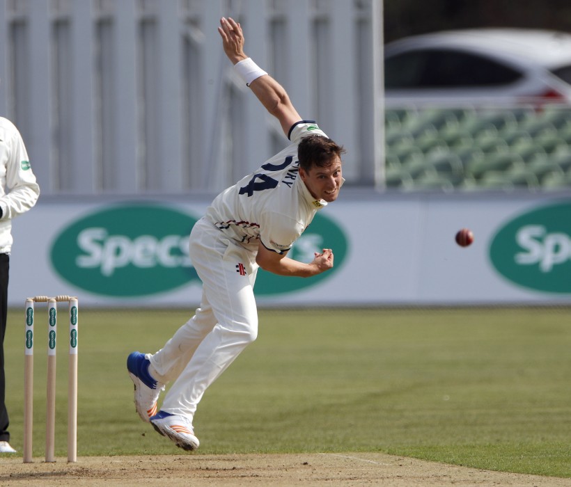 Henry takes 3 wickets as Kent eye chase