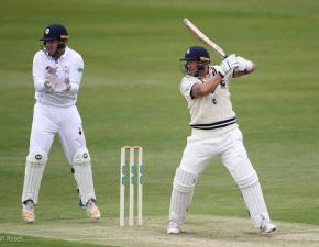 Kent lead by 242 runs after see-saw day 2