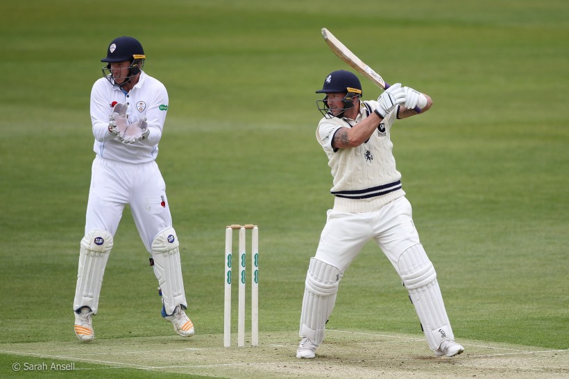 Kent lead by 242 runs after see-saw day 2