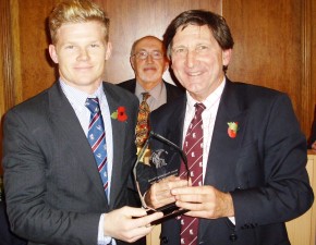 Sam Billings collects Cricket Society prize