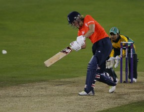 Charlotte Edwards signs for Perth Scorchers
