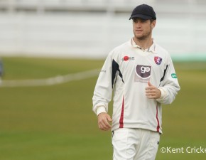 Gritty 50s from Dickson and Rouse help Kent gain bonus points