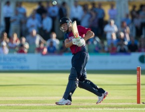 Mahmood stars for Surrey in five-wicket win over Kent