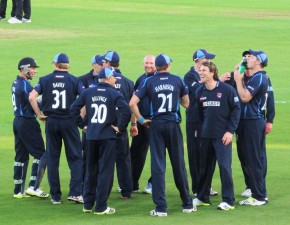 Tredwell leads Kent to tense win