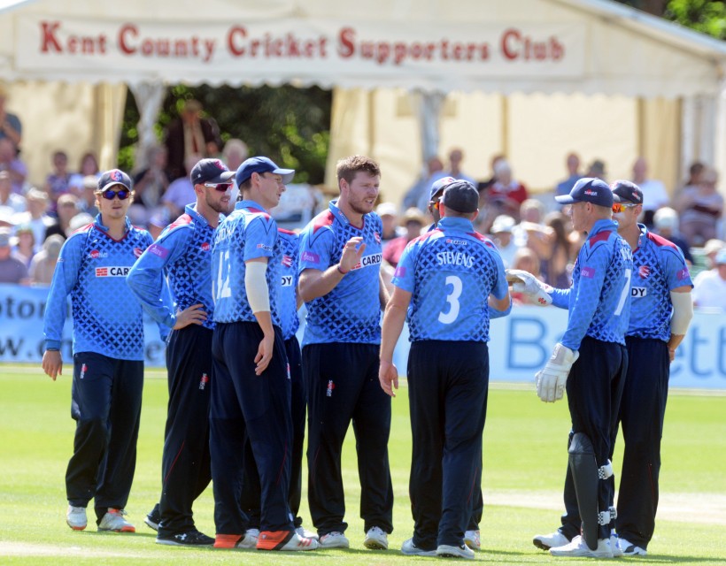 Spitfires reach One-Day Cup quarter-finals with super 7-wicket win at Sussex