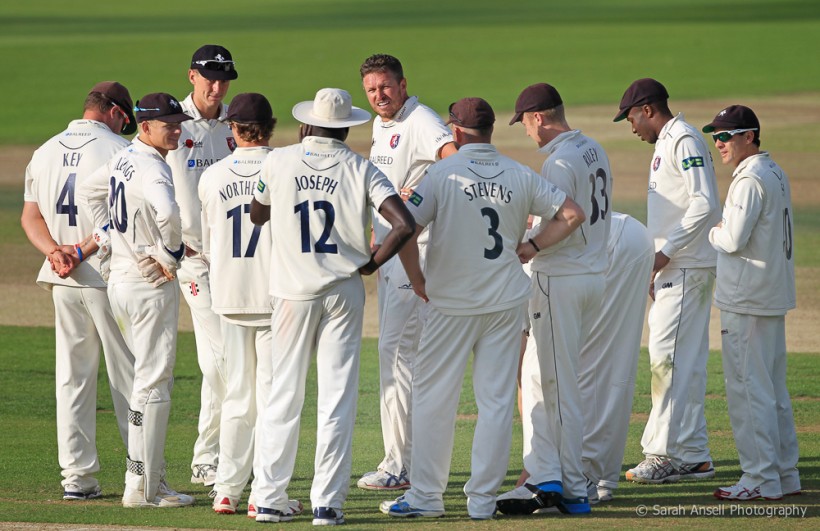 Wagg century denies Kent win in LV= promotion chase