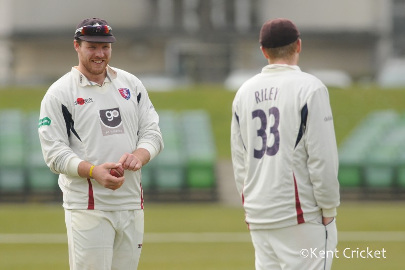 Three wickets for Claydon, Coles and Stevens as Kent draw at Leicester
