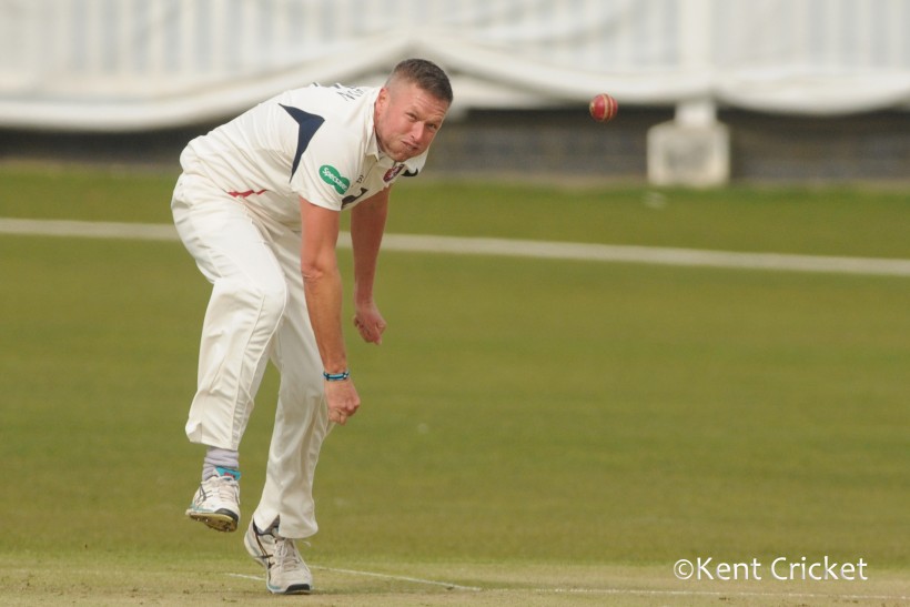 Kent wrap up innings win to put pressure on leaders