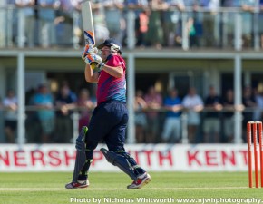 Carberry shines in Hampshire win