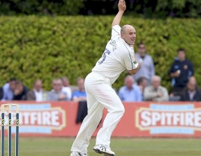 Tredwell leads Kent challenge with best LVCC bowling figures in two years