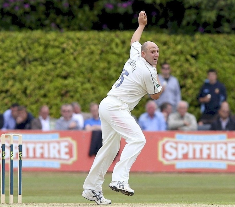 Captain Tredwell returns as Kent take on second placed Northants