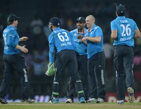 James Tredwell takes two wickets in England’s opening Sri Lanka ODI defeat